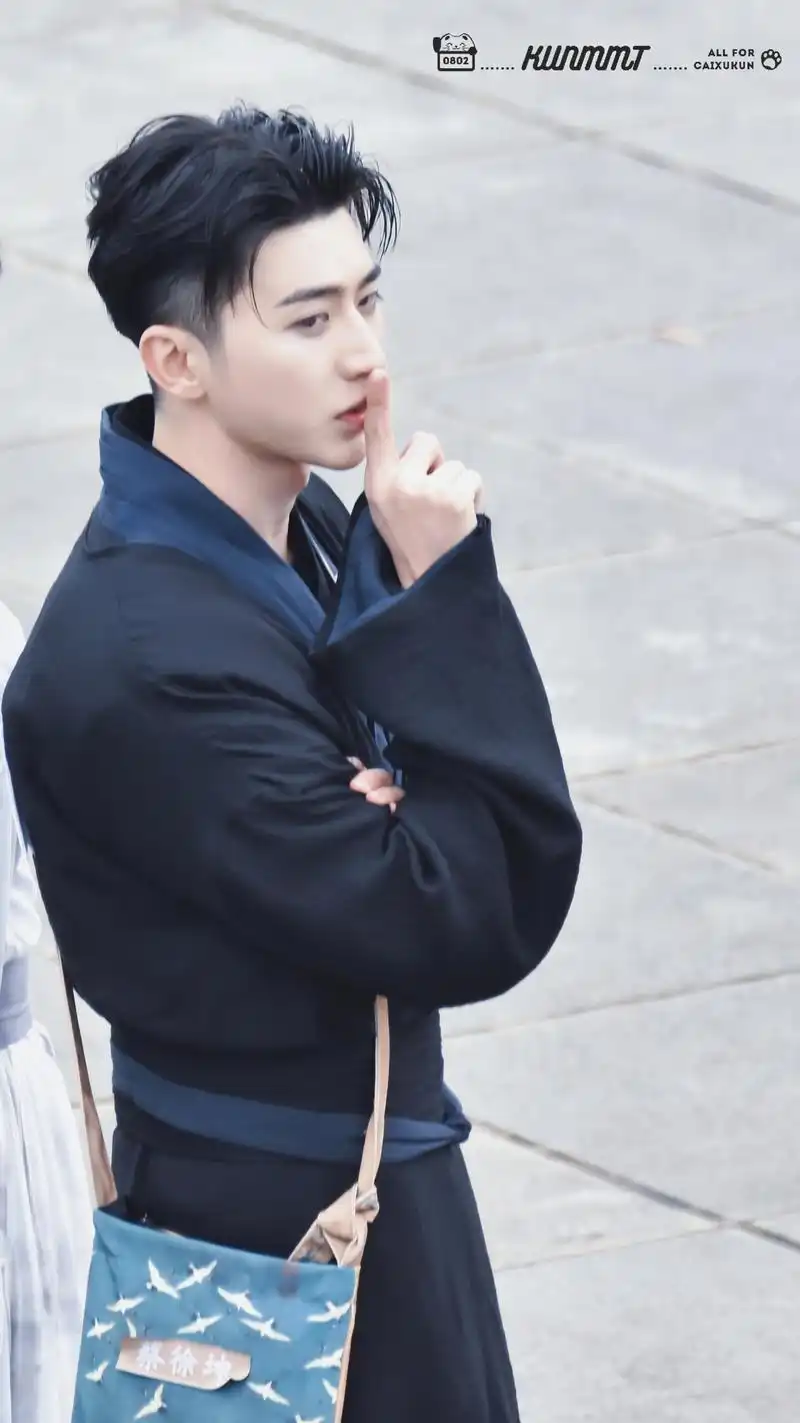 蔡徐坤啊雕塑般的侧颜暴击