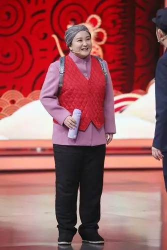 贾玲沙溢重现经典小品《钟点工》 宋丹丹"官宣"退休作为中国观众最