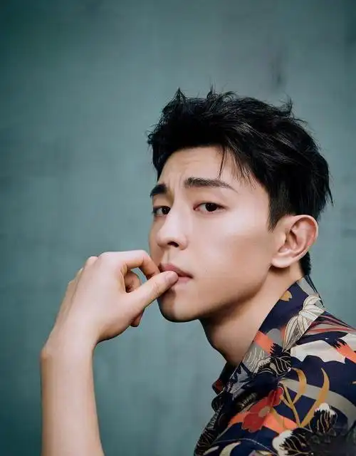 邓伦穿搭太酷了,穿蓝色衬衫配白色工装背带裤,个性又显魅力 - 邓伦是