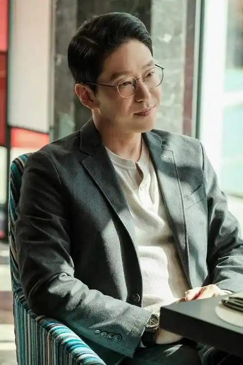 韩国热播剧《顶楼2》的反派人物 超强演技的严基俊