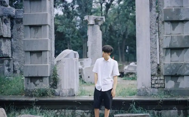 王安宇清爽帅气写真图片