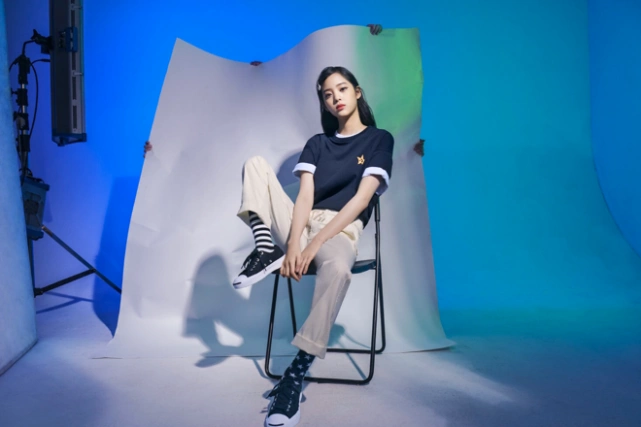 欧阳娜娜封面造型太飒!少女容颜俏皮可爱,帆布鞋总能穿出时尚感_匡威