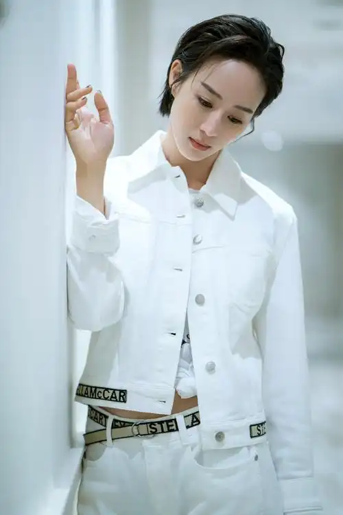 to z 宣言」限时展览体验店,请到品牌挚友张钧甯亮相,她一头干练短发