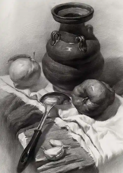 优秀组合素描静物大勺子罐子蒜黑白衬布桌面