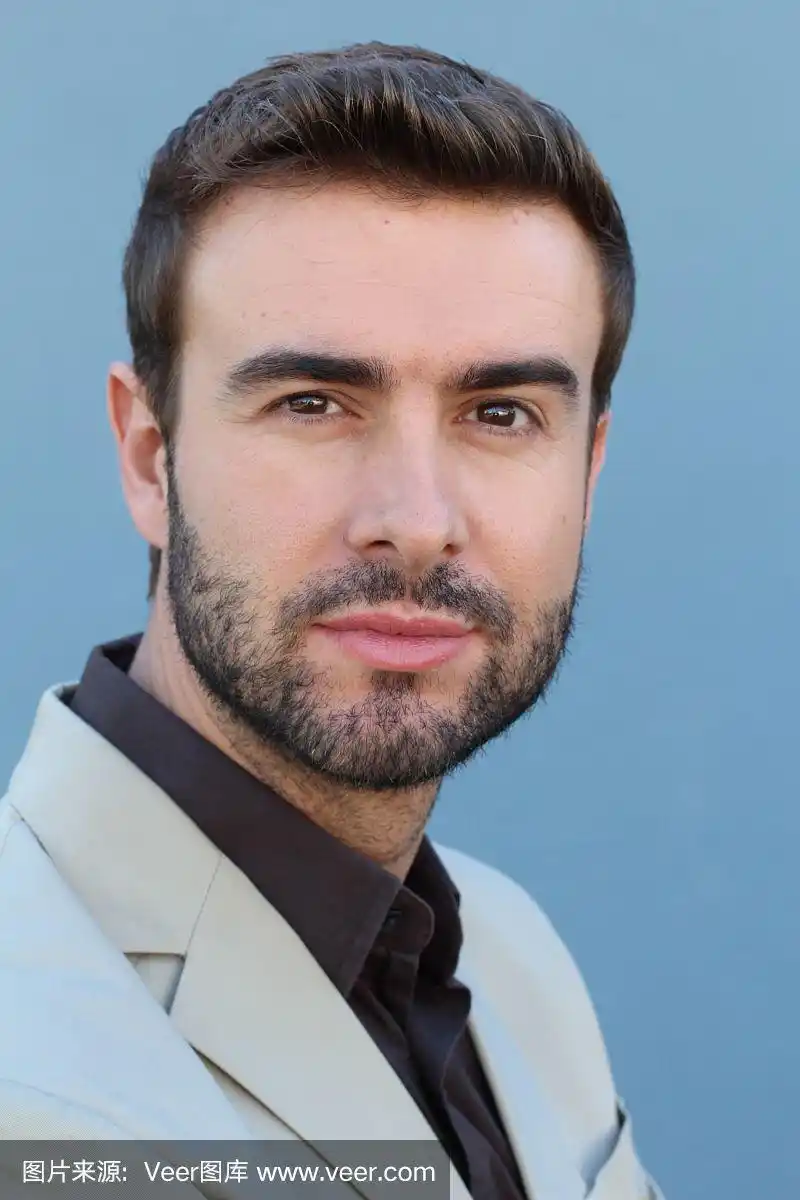 英俊的胡子男子的特写