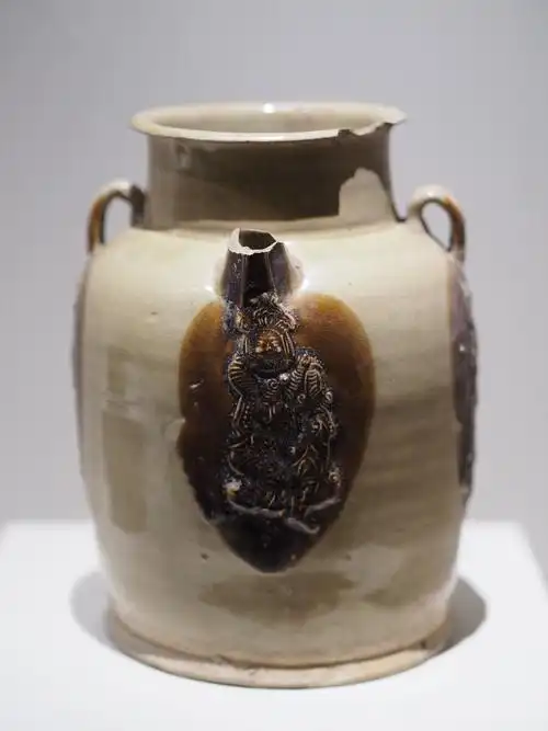 唐长沙窑青釉褐斑贴塑执壶中国国家博物馆藏