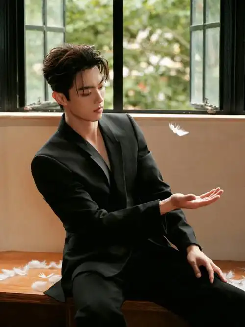 许凯露胸肌的帅气感谁懂啊?期待下午gq红毯直播#许凯露胸肌了