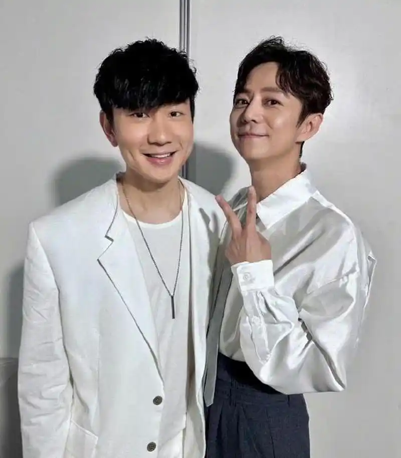 林俊杰和何炅合照了,岁月好像没有在两人的身上留下痕迹,怎么看着何炅