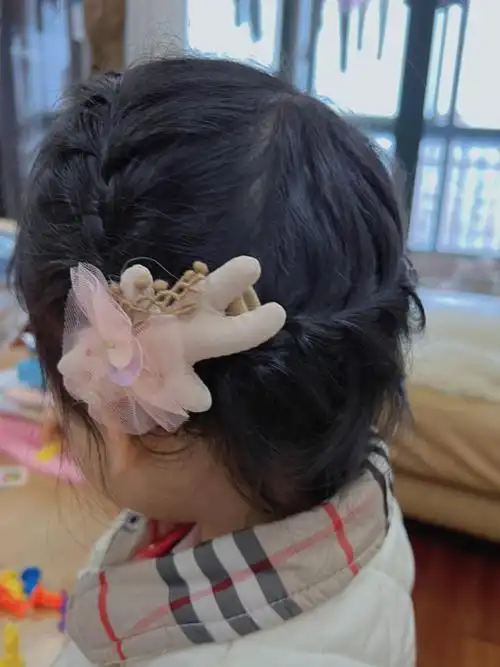 毛少的娃,头发太难梳了新到的韩系发饰真的绝绝子店铺在图三#发型分享