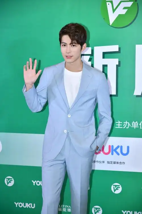 陈学冬天蓝色look帅爆全场小夜曲剧组颜值高出天际