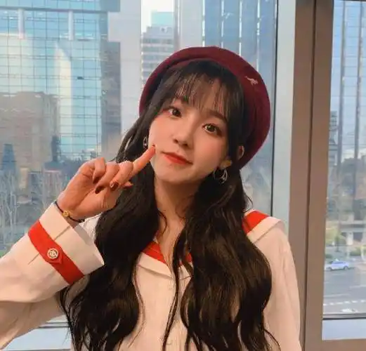 原创宋雨琦亲自晒出素颜照身后幼稚玩偶成亮点你还没成年吗