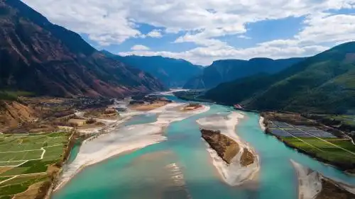 航拍中国云南丽江石鼓镇段清澈的金沙江