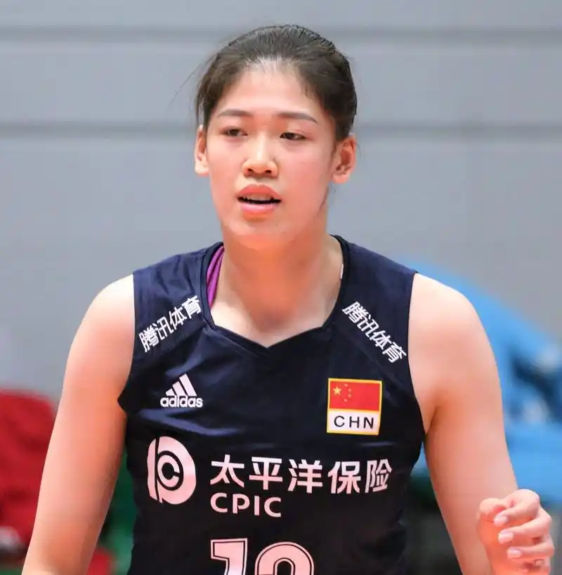 中国女排逆转波兰!李盈莹自接自扣,关键分敢下手,打出巨星表现