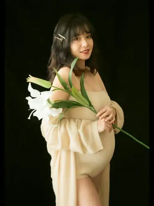 浑身散发母爱光辉的针织毛衣孕妇照