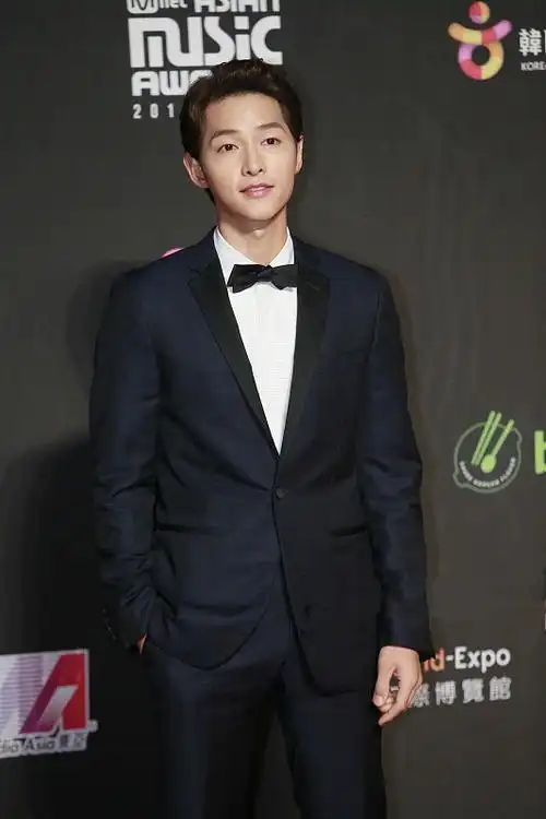 宋仲基终于换回精练短发,一袭西装绅士儒雅,真不愧是国民男神