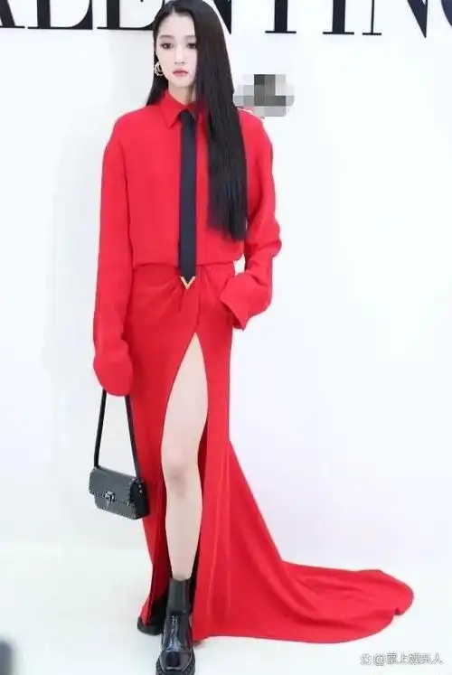 但钟楚曦无疑是最擅长展露双腿的,她身高168,每一次都能展现出两米的