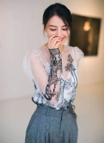 高圆圆近照曝光 黑白透视蕾丝衫性感十足