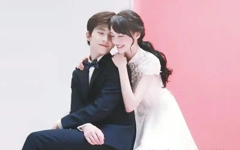 郑爽只和两个男人拍过婚纱照,一次可爱一次成熟你更喜欢哪一款?