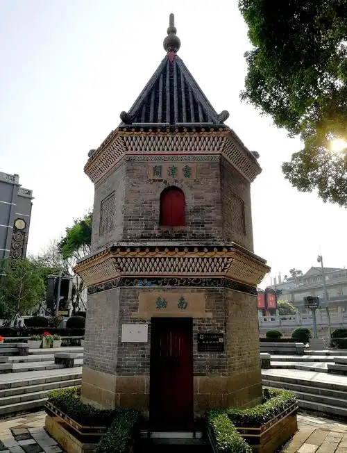 (6)班"中考百日誓师之家长寄语"于2019年3月3日上午在荔枝湾文塔拍摄