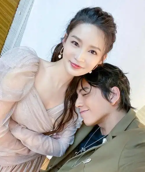 王大陆李沁发布亲密合照,曾在节目里举止暧昧,疑是暗中宣布恋情
