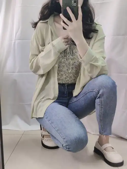 165105斤绿色碎花吊带衬衫两件套