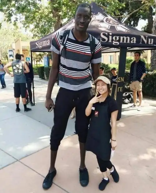 高个子男人和矮个子女人对比,有夫妻相吗?