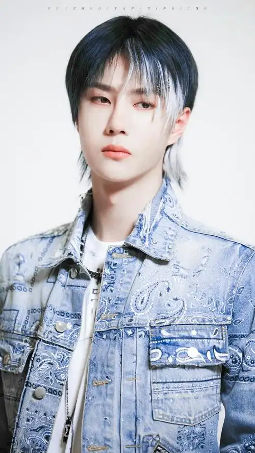 王一博梦幻风蓝白挑染造型