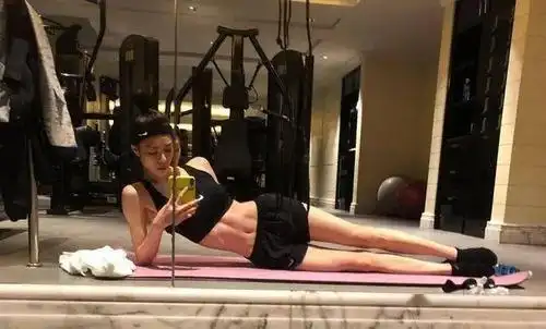 天啊赵丽颖健身胸前平坦却肌肉满满网友金刚芭比