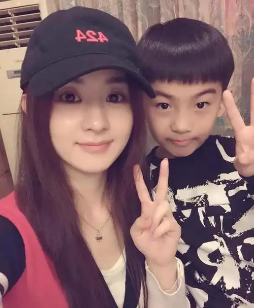 赵丽颖和友人自拍,仔细看了看嗯是她的风格,和小孩的脸差不多大