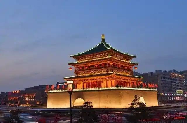 西安钟鼓楼是一个有浓郁中国民族特色的宏伟建筑,形式古朴,艺术典雅!