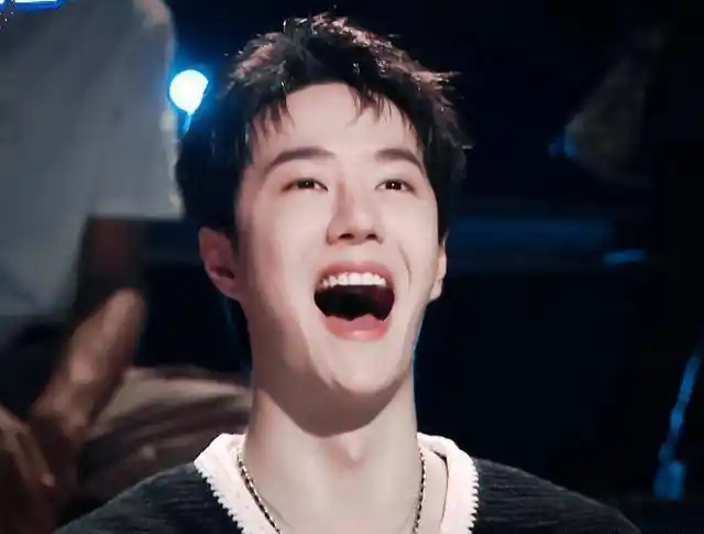 街舞充满笑点跟泪点,大老师惊喜现身,王一博藏不住的开心_合体_画面