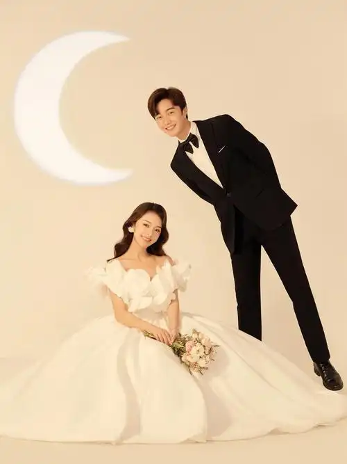 室内光影婚纱照一眼就心动的主纱风格