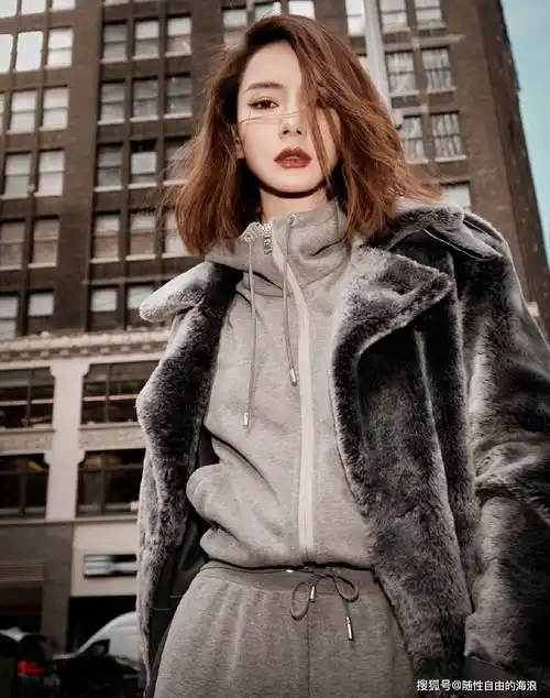 戚薇亮相ralph lauren collection纽约大秀,反季节穿搭尽显奢华感,飒