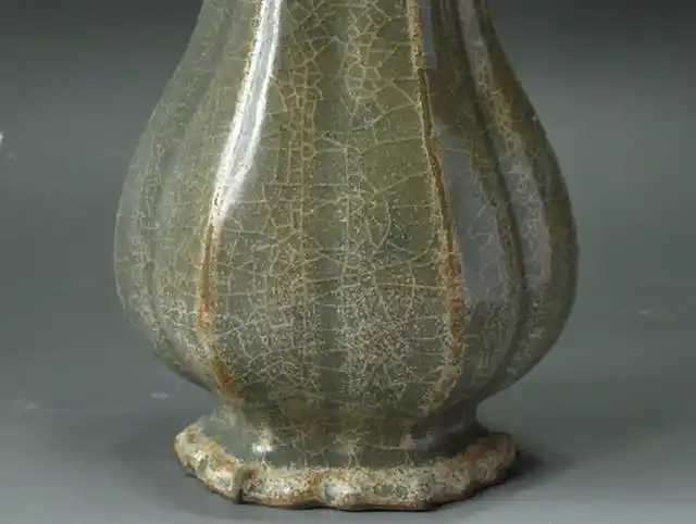 龙泉溪口窑白菜瓶,过去被一些不专业的瓷器收藏类书籍标注为南宋官窑