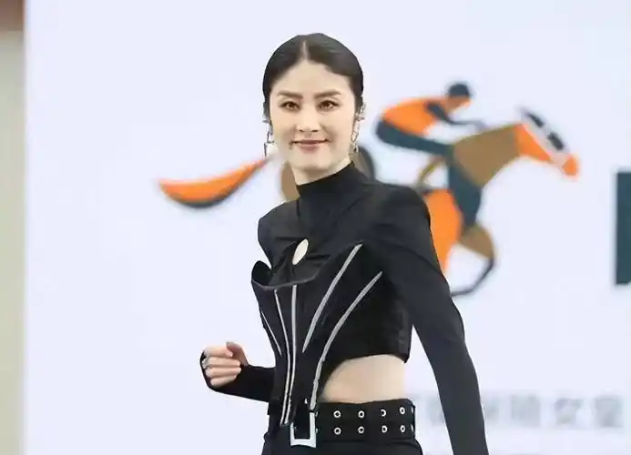 我对陈慧琳感到惊讶, 50岁的角色比20岁的我还好看!_发型_颜色_裤子