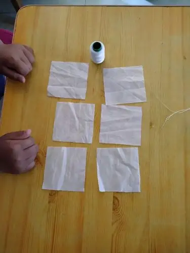 年银川市金凤区第七回民小学"劳动小能手"——五二班刘亦轩 制作沙包