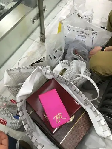 女人的天性就是对购物没抵抗力冒着被辅导员说的风险跑去请假买了一大