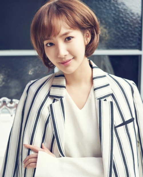 短发造型的朴敏英,让她的脸蛋显得更加精致漂亮,甜美可人的代表