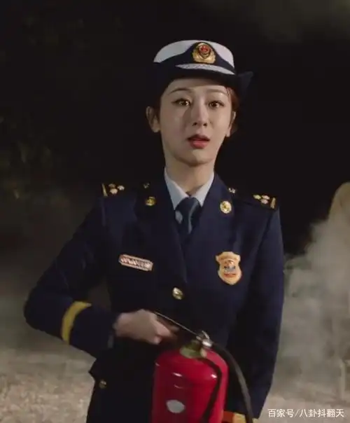 杨紫扮消防员,一身正装下看她脚上穿的鞋,是对这一职业最大尊重