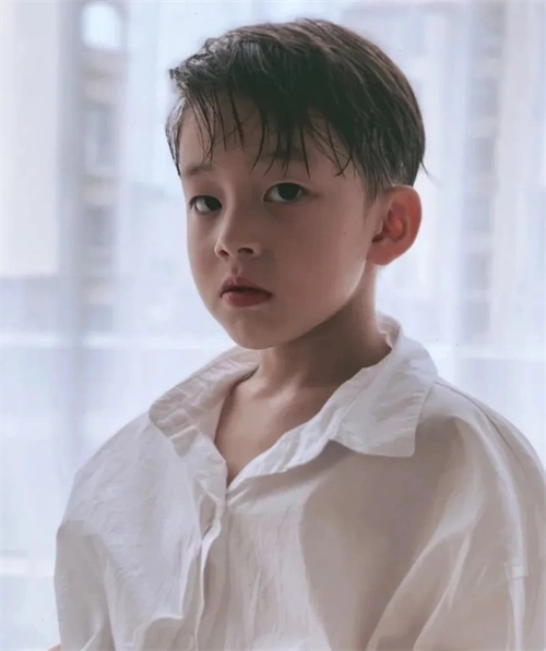 帅气小男孩发型 打造酷炫小潮童_儿童发型 - 美发站