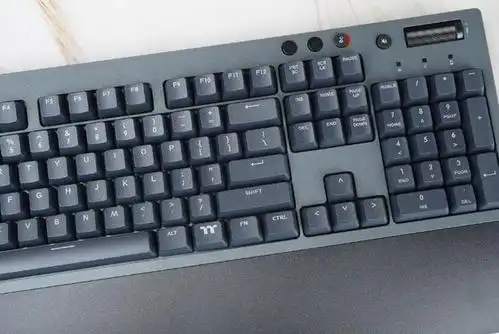 g521外观方面与g821是完全一样的,键盘是标准的104键美式布局,黑灰