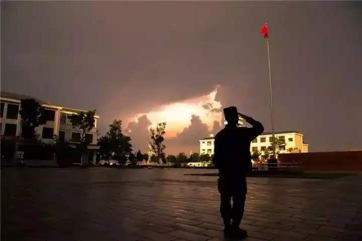 熄灯号| 班长,千万里道声"珍重",愿你一路顺风!