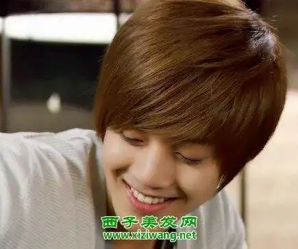 具偶像气质的男生帅气短发发型,十分的有魅力的一款男生棕色头发造型