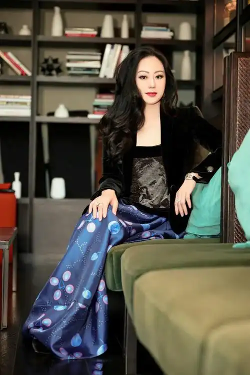 章小蕙看秀挺高调穿西装配半裙手上戴两钻戒一看就是上流贵妇