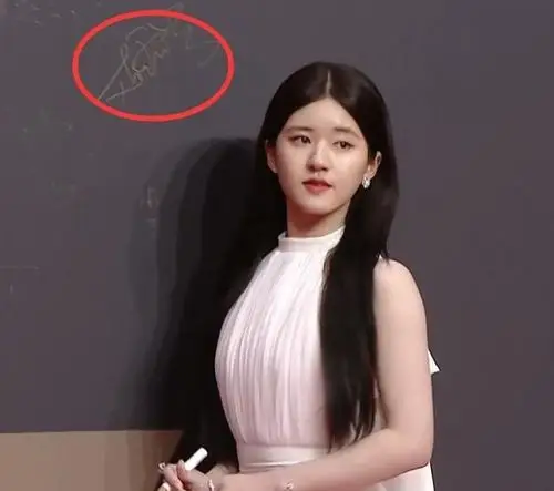 赵露思参加活动,签名举动太优雅,粉丝:内外兼修的小姐姐!