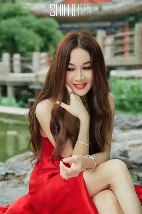 温碧霞56岁仍是"火玫瑰",红裙风情万种,美艳不可方物_魅力_大片_红色