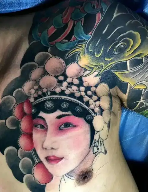 老传统鲤鱼和花旦半甲纹身图案