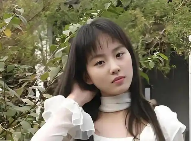 刘诗诗17岁-36岁颜值变化,标准三庭五眼,仪态端方