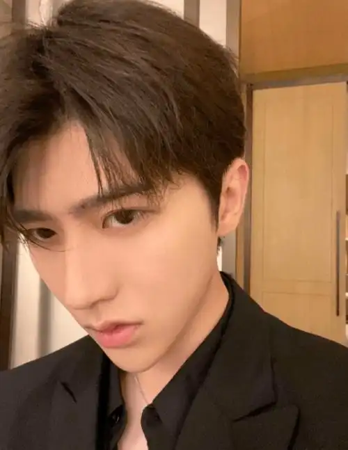 蔡徐坤直男角度自拍合集分享实力诠释长得帅怎么拍都好看