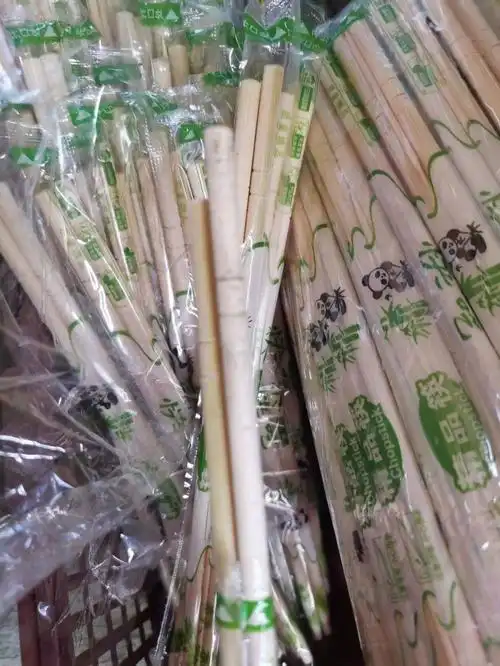 记者走访发现,这些发霉的一次性筷子绝大多数属于"三无产品",包装袋上